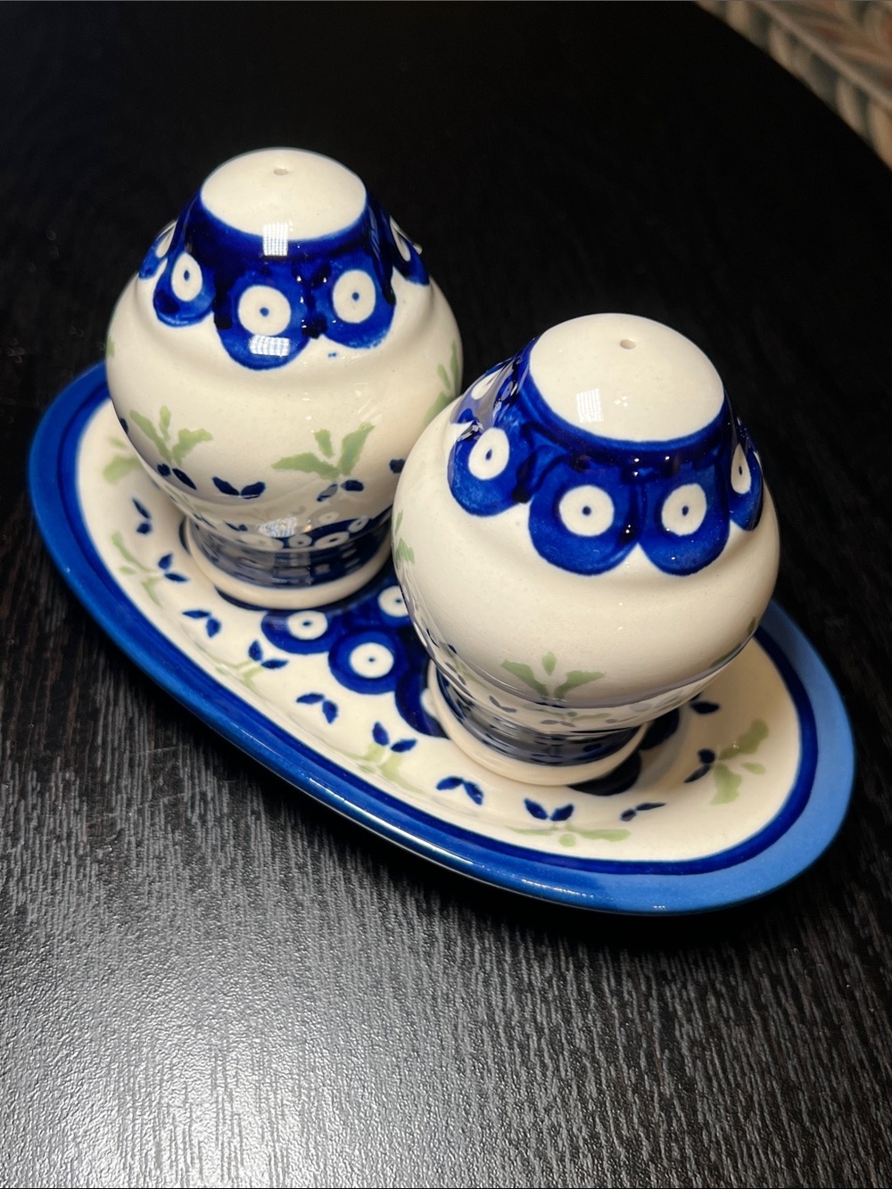 Boleslawiec Polish Pottery 3 Piece Salt And Pepper Shaker Set With Tray